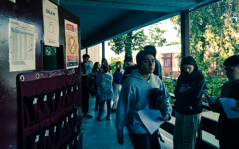 Postulantes en local de rendición