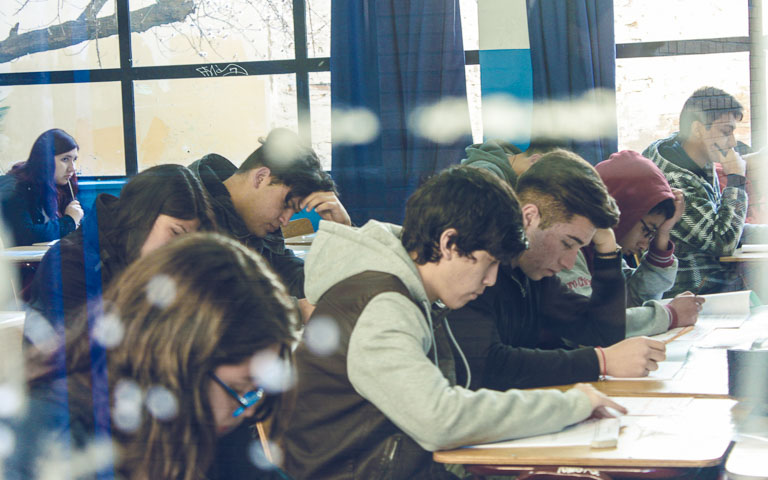 Estudiantes rindiendo simulacion paes