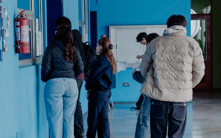Postulantes esperando rendir la PAES