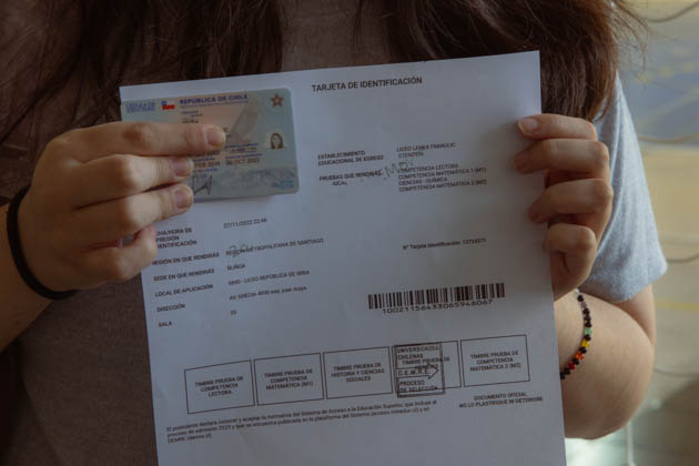 persona sosteniendo documento de identidad