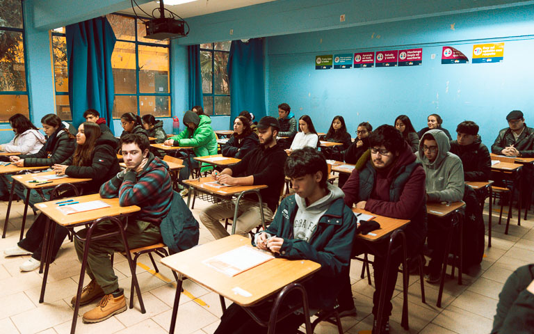 Estudiantes rindiendo la PAES