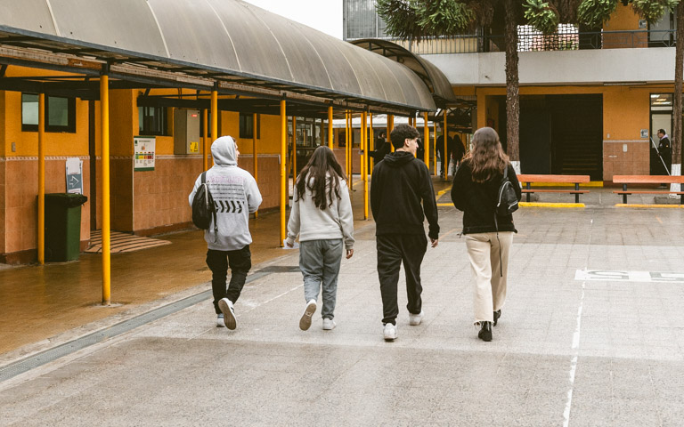 Participantes entrando a local de rendición PAES