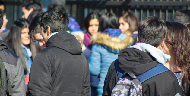 Varios estudiantes esperando rendir la prueba