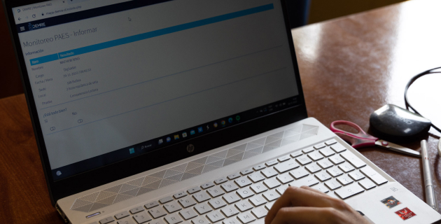 Notebook sobre un escritorio que muestra en la pantalla un monitoreo de la PAES