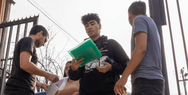 Alumnos revisando documentación al ingresar al establecimiento para rendir la prueba